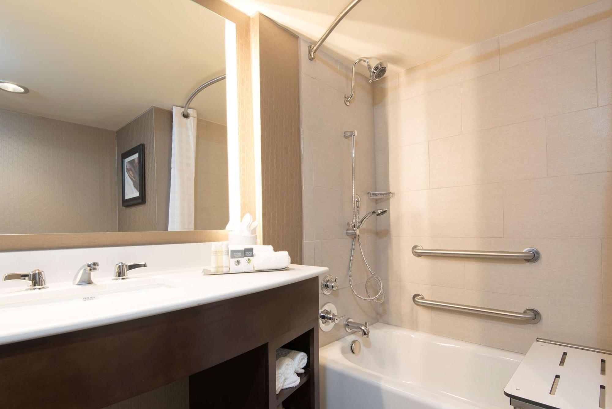 Doubletree By Hilton Schenectady Hotel Buitenkant foto